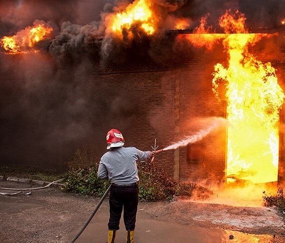 آتش سوزی گسترده در واحدی تولیدی در شهرک سلیمان صباحی